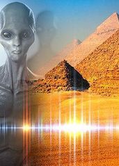 外星人与金字塔的海报
