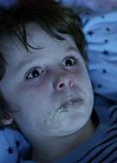 小男孩感觉不�舒服，躺在床上后却一动不动，竟是感染了可怕的病毒