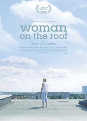 屋顶上的女人的海报